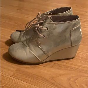 Metallic wedge sneakers